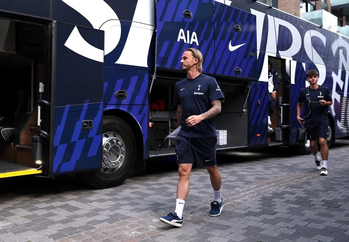 Jugadores de Tottenham saliendo del autobús del equipo