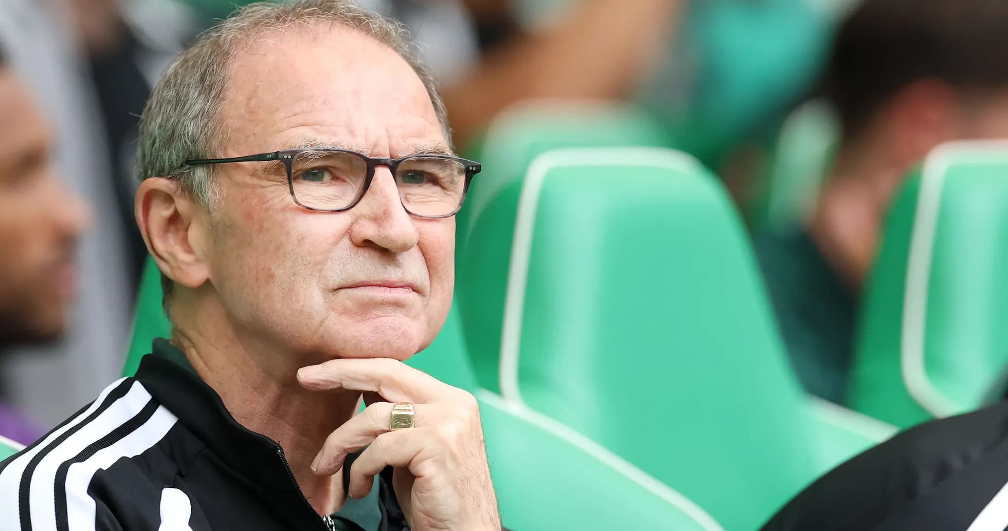 Entrenador observando el partido desde el banquillo