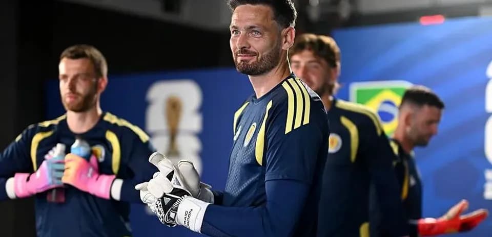 Portero y jugadores en vestuario antes del partido