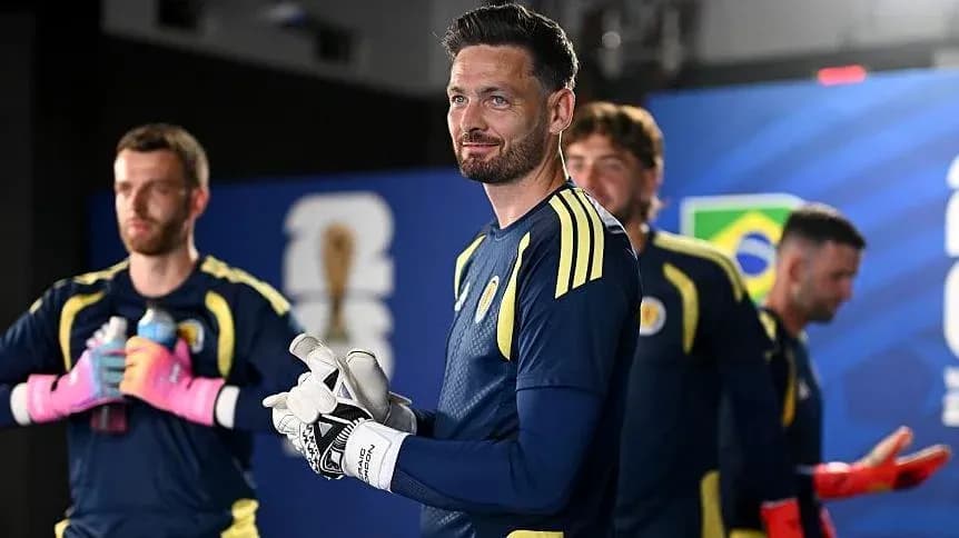 Portero y jugadores en vestuario antes del partido