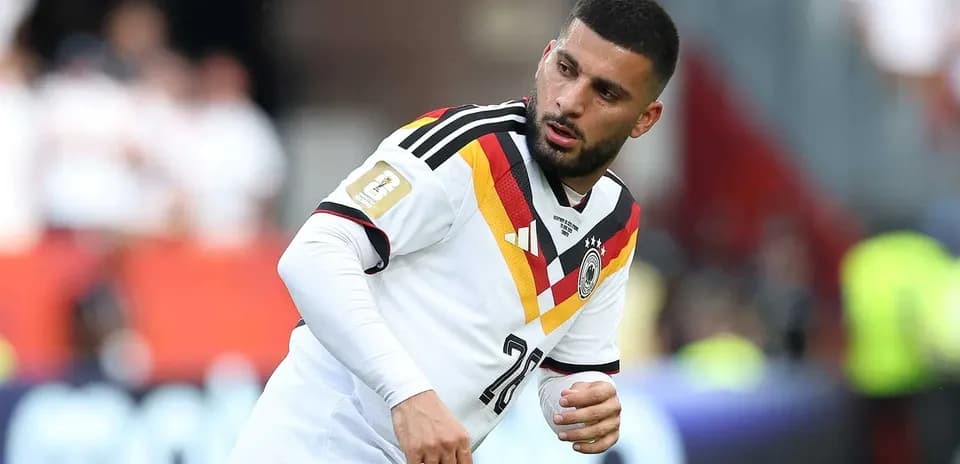 Jugador de Alemania con camiseta blanca en acción