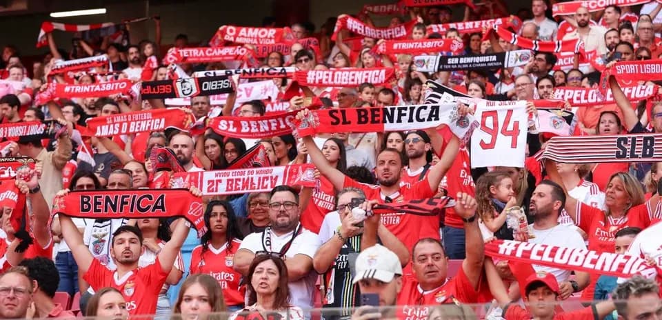 Aficionados de SL Benfica animando en el estadio