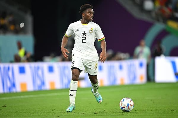 Jugador de Ghana conduciendo el balón en el partido