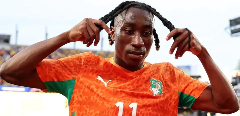 Jugador ajustando su cabello en el campo de juego