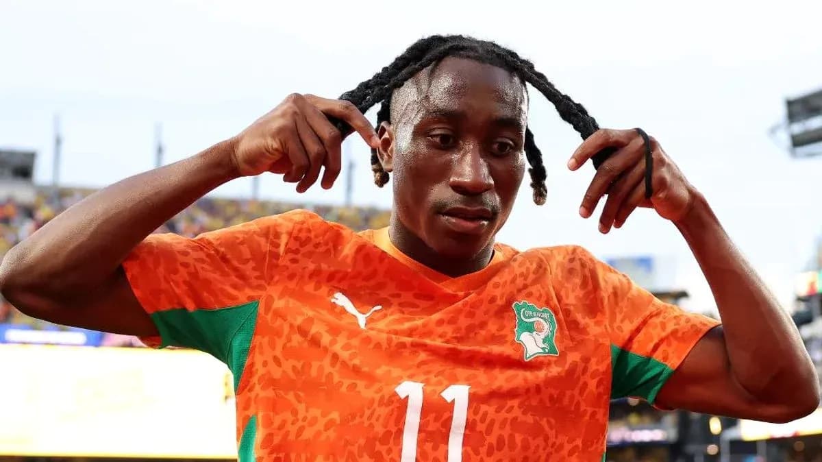 Jugador ajustando su cabello en el campo de juego