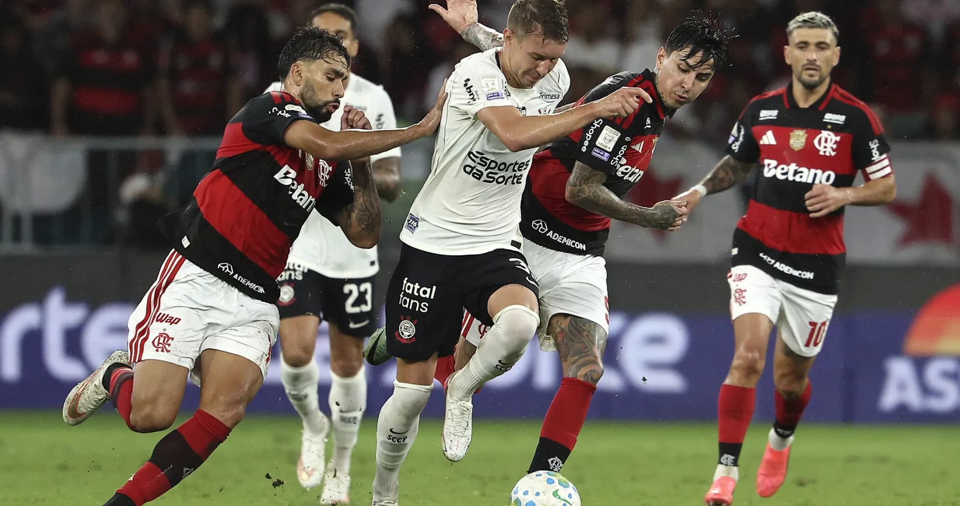 Jugadores de Flamengo y Corinthians en acción