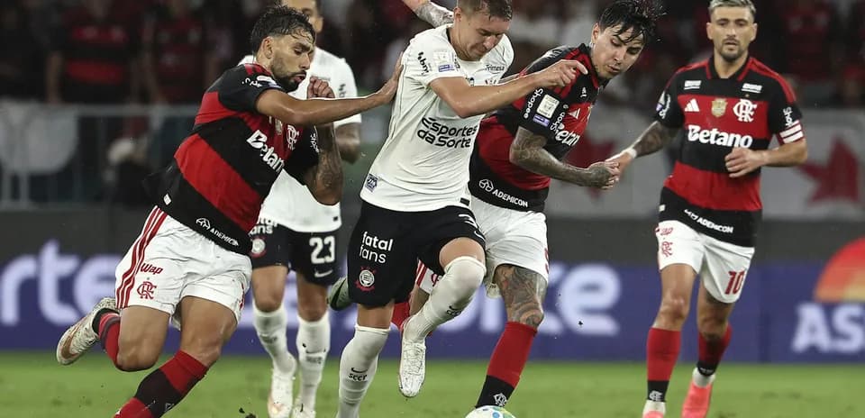 Jugadores de Flamengo y Corinthians en acción