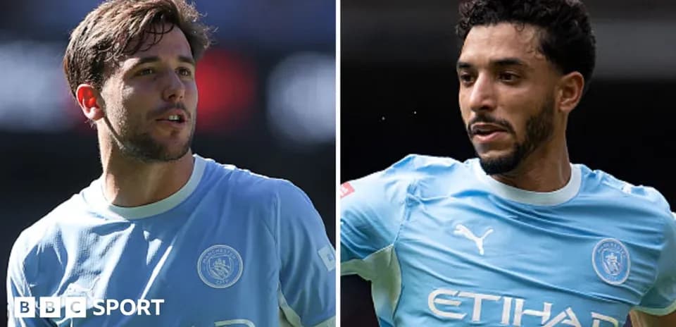 Jugadores de Manchester City en uniforme durante un partido