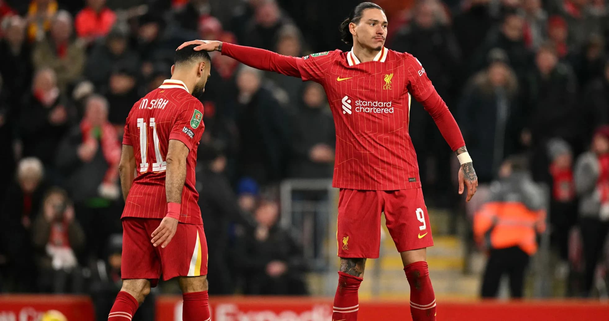 Jugadores de Liverpool en el campo tras el partido