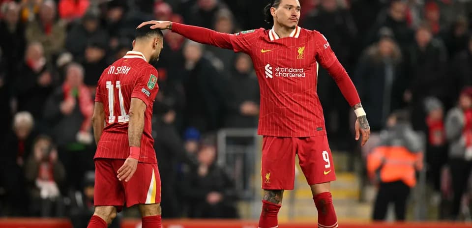 Jugadores de Liverpool en el campo tras el partido