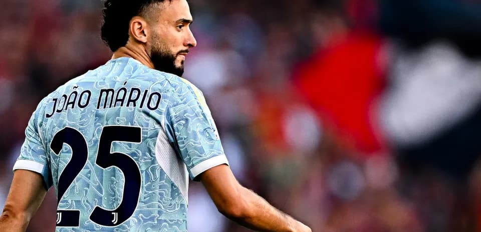 Jugador João Mário con camiseta número 25 en el campo