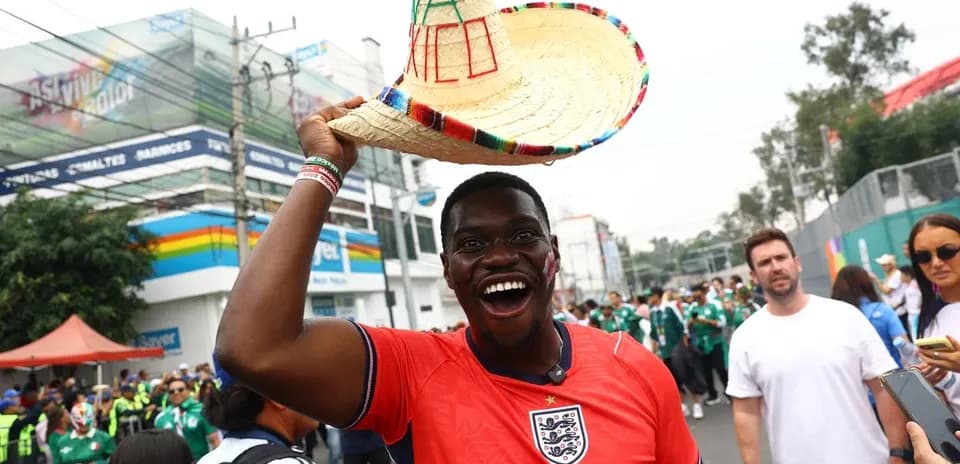 Hombre con sombrero celebrando en la calle