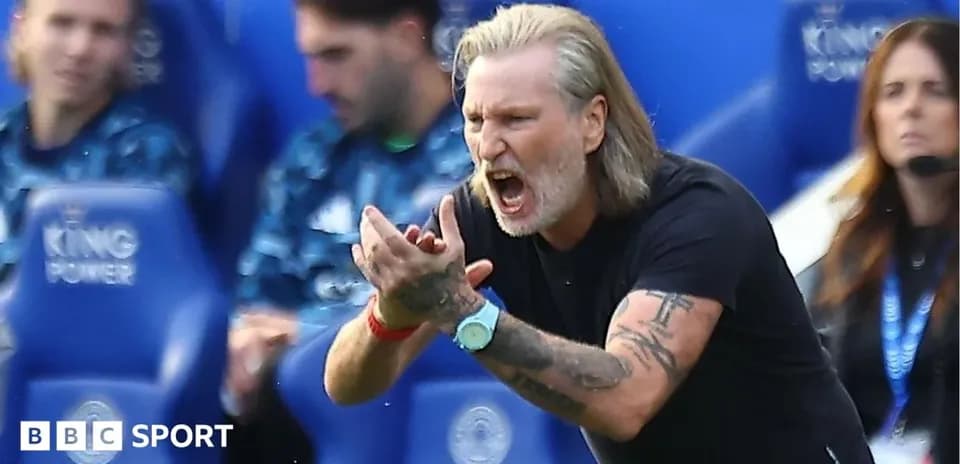 Entrenador dando instrucciones desde la línea de banda