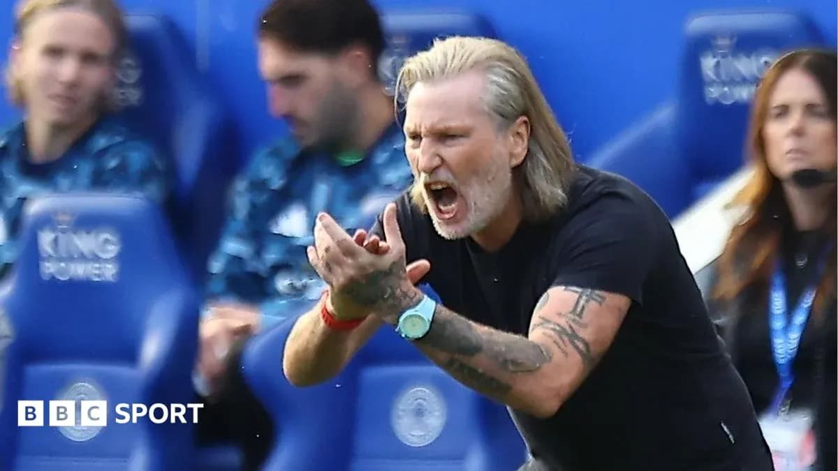 Entrenador dando instrucciones desde la línea de banda