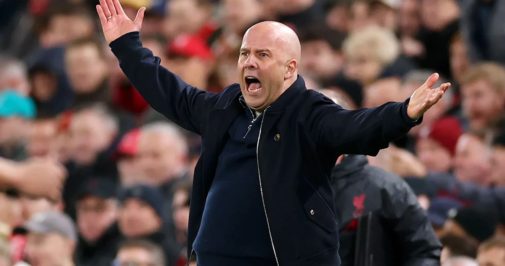 Entrenador gesticulando en la línea de banda