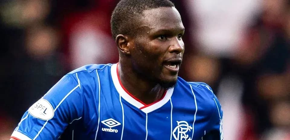 Jugador de Rangers corriendo en el campo
