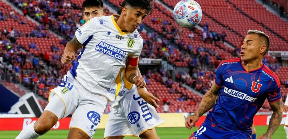 Jugador de Universidad de Concepción cabeceando el balón