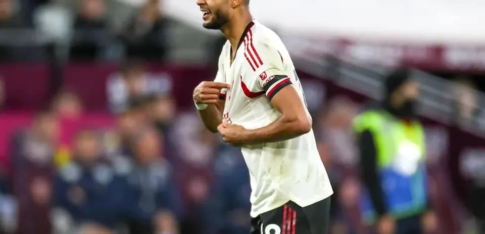 Jugador con camiseta blanca protestando durante partido