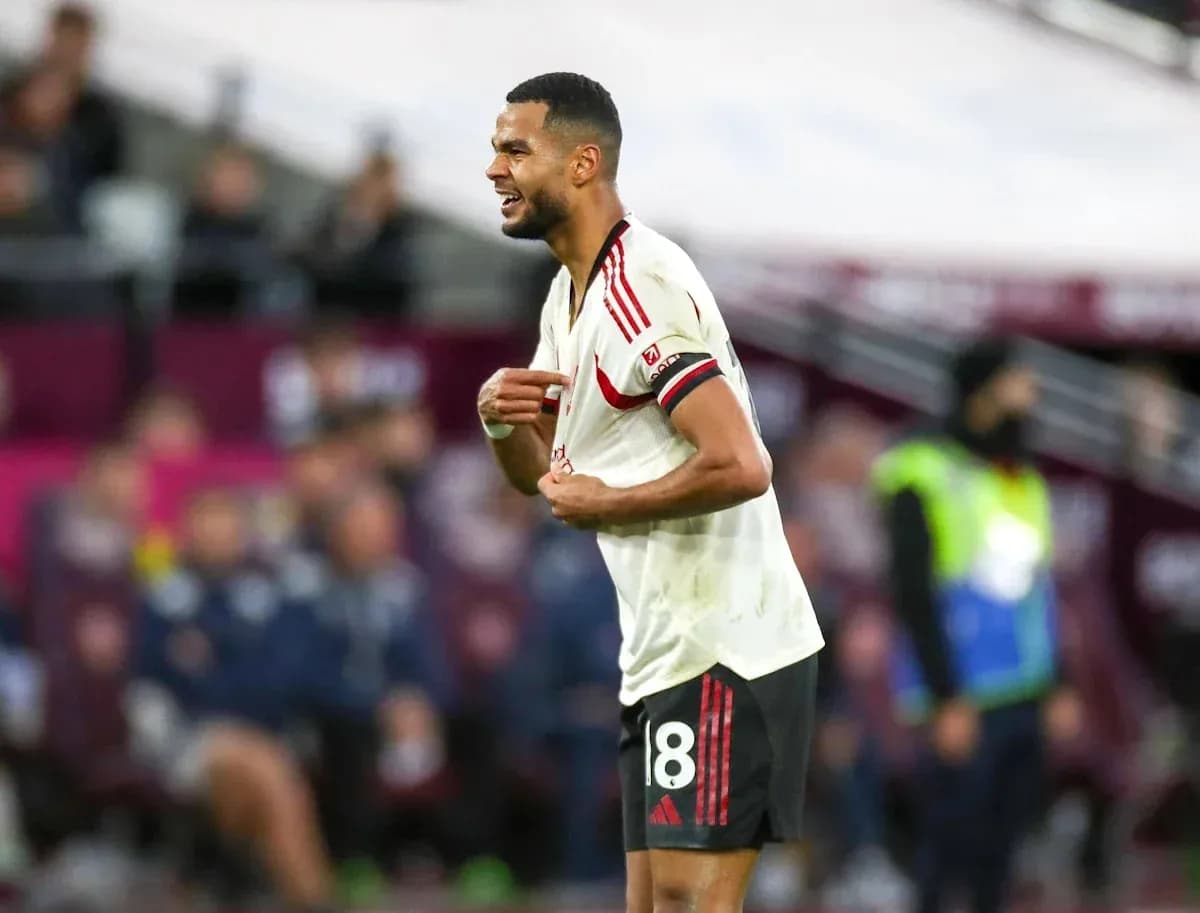 Jugador con camiseta blanca protestando durante partido