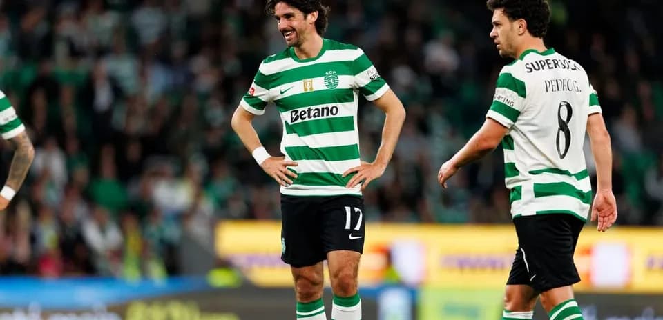 Jugadores de Sporting CP en el campo durante el partido