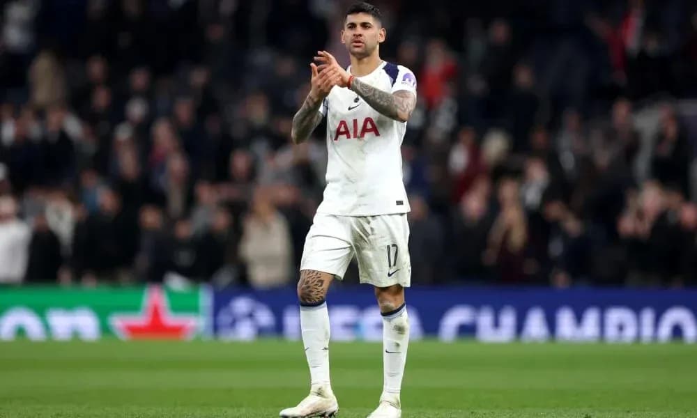 Jugador aplaudiendo a la afición en el estadio