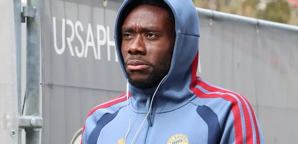 Jugador de Bayern Munich llegando al entrenamiento
