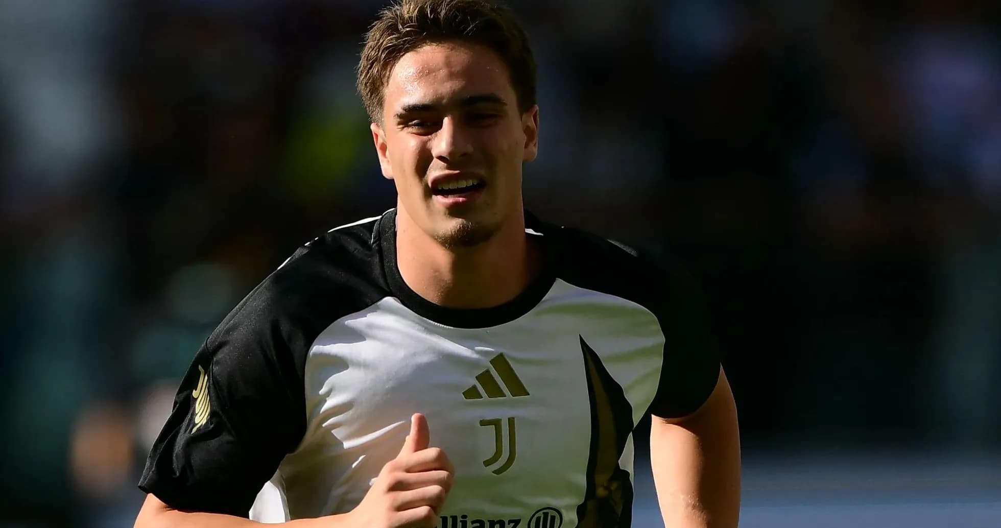 Jugador de Juventus corriendo durante el calentamiento
