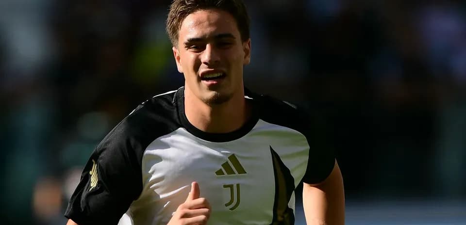 Jugador de Juventus corriendo durante el calentamiento