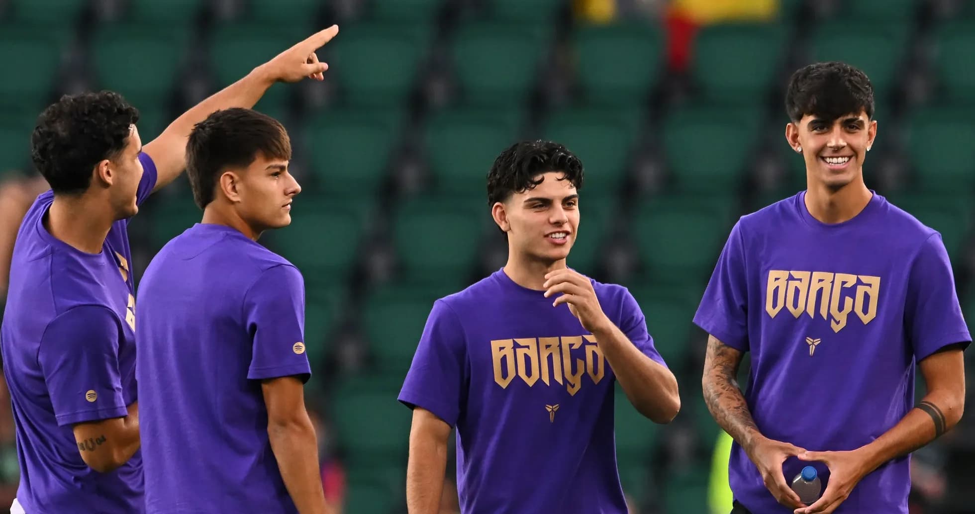 Jugadores de fútbol en calentamiento antes del partido