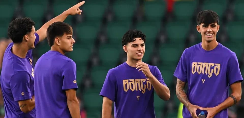 Jugadores de fútbol en calentamiento antes del partido