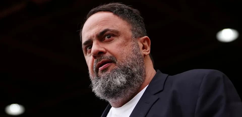 Hombre con barba hablando en un evento