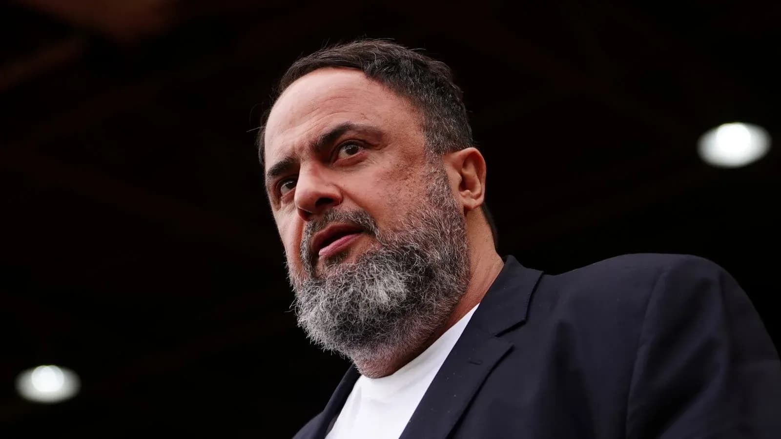 Hombre con barba hablando en un evento