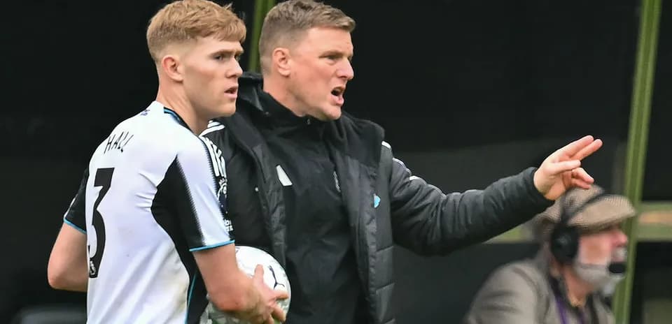 Entrenador dirigiendo instrucciones a jugador en partido