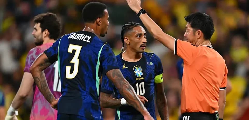 Jugadores de Brasil discutiendo con el árbitro