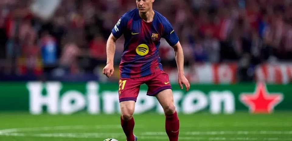 Jugador de Barcelona conduciendo el balón en partido