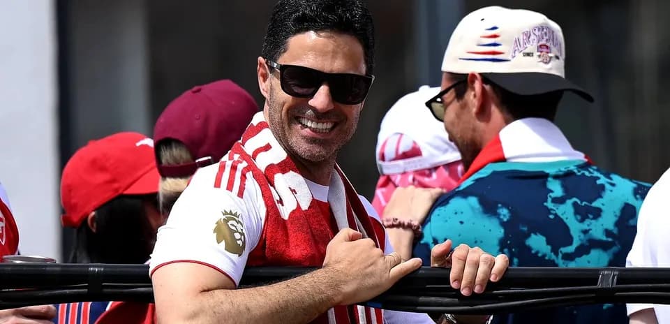 Hombre sonriendo con bufanda en evento deportivo