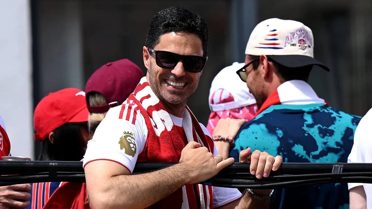 Hombre sonriendo con bufanda en evento deportivo