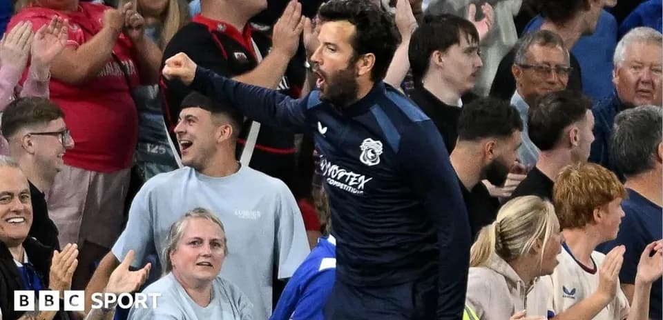 Entrenador animando a la afición en el estadio