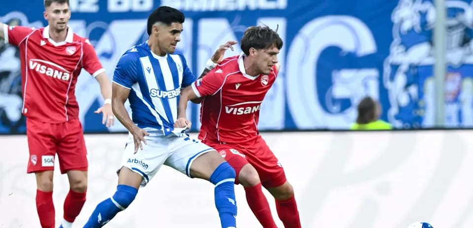 Jugadores compitiendo en el partido de fútbol