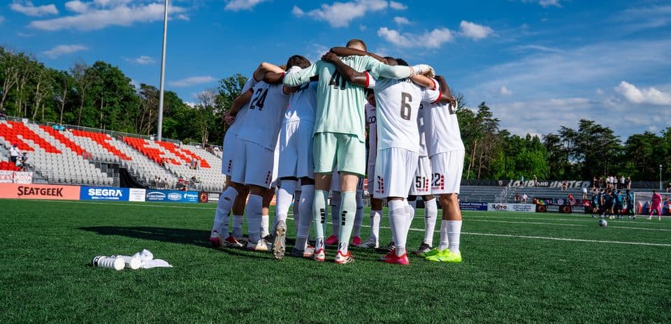 Equipo de Loudoun United en círculo antes del partido