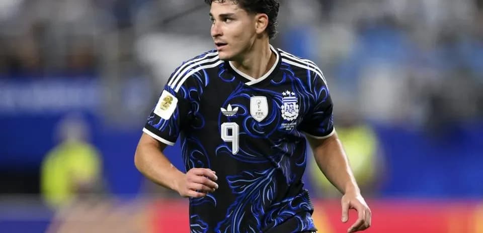 Jugador argentino corriendo en el campo durante un partido