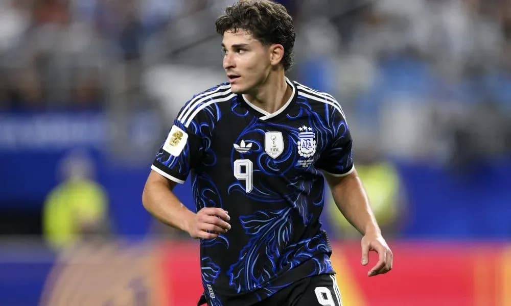 Jugador argentino corriendo en el campo durante un partido