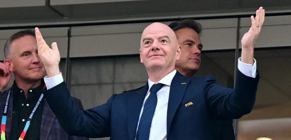 Gianni Infantino saludando desde un palco