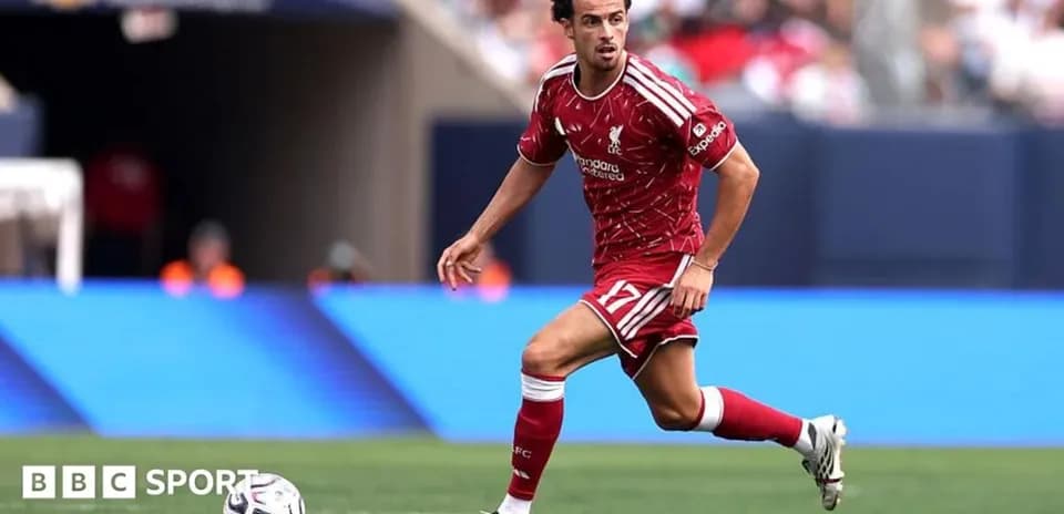 Jugador de Liverpool corriendo con el balón en campo