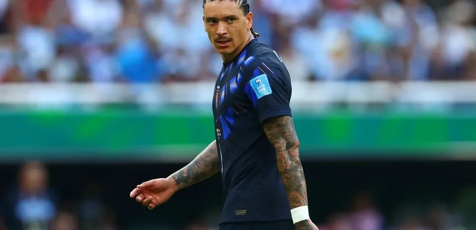 Jugador caminando en el campo durante un partido