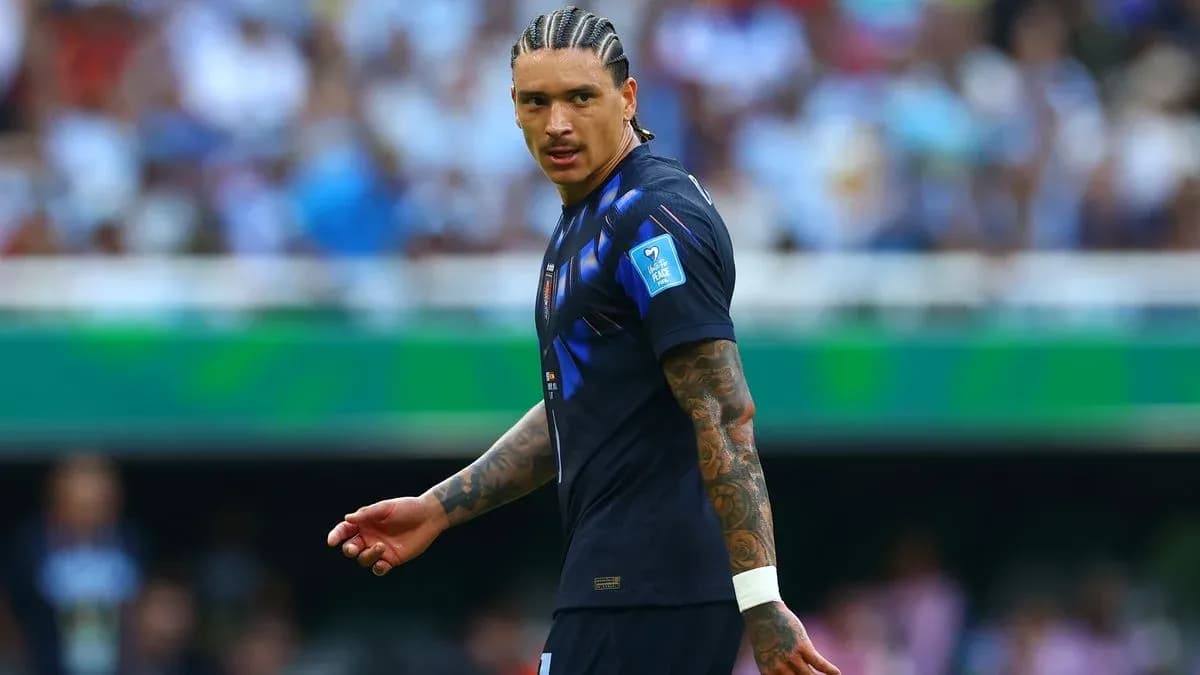 Jugador caminando en el campo durante un partido