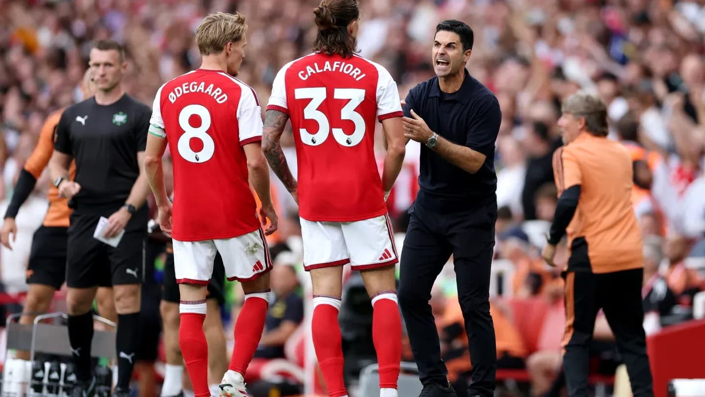 Mikel Arteta instruyendo a jugadores en el banquillo