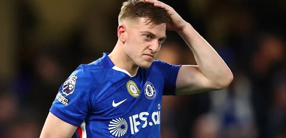 Jugador de Chelsea mostrando frustración en el campo