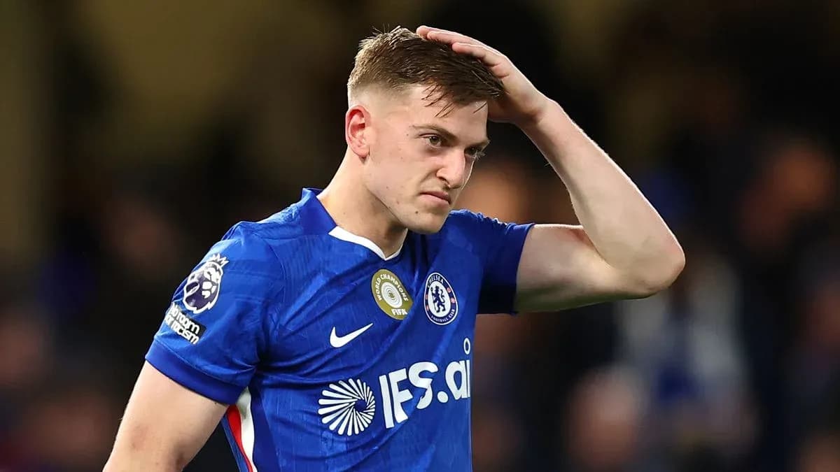 Jugador de Chelsea mostrando frustración en el campo
