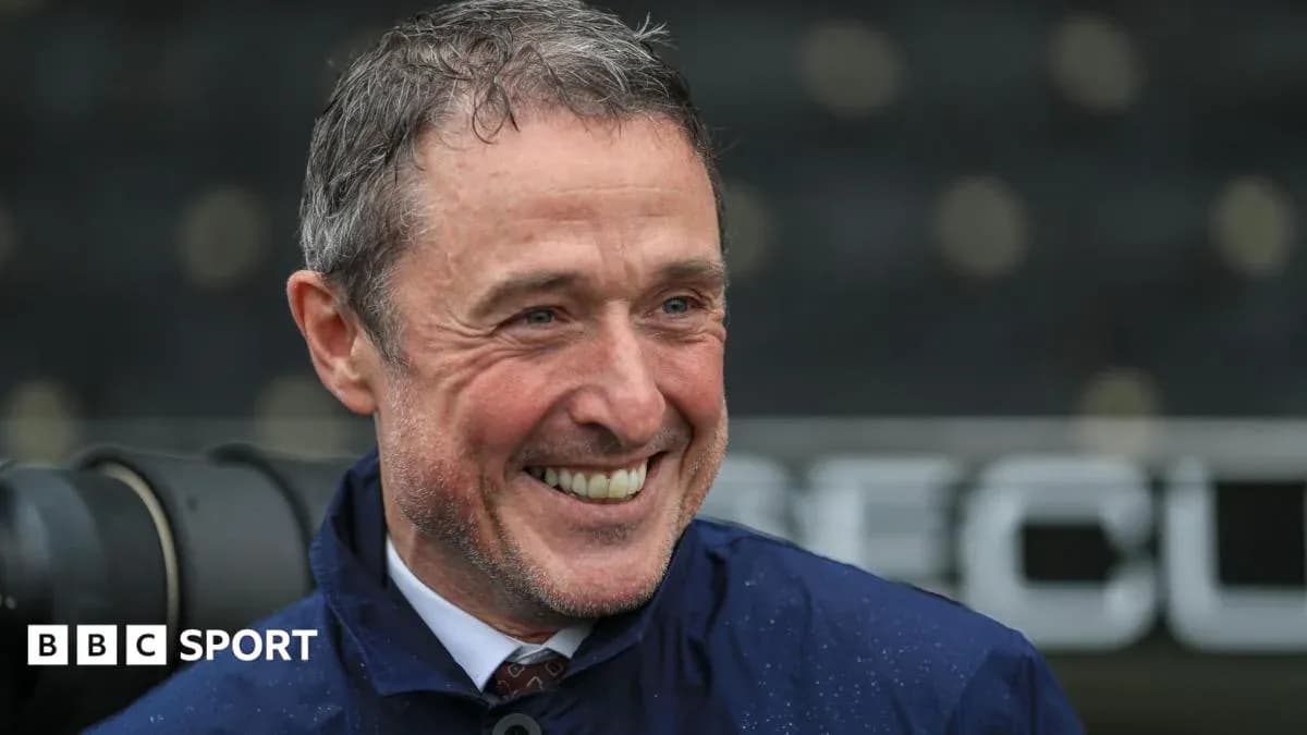 Entrenador sonriendo durante una rueda de prensa